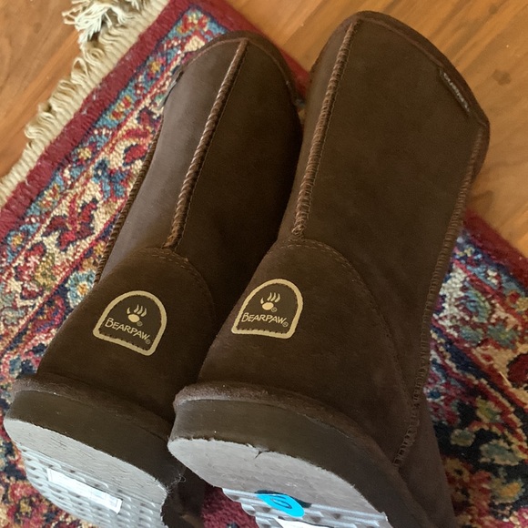 Bearpaw Emma Short chocolate suede boots. NWOT, inside sheep skin. - Picture 9 of 9